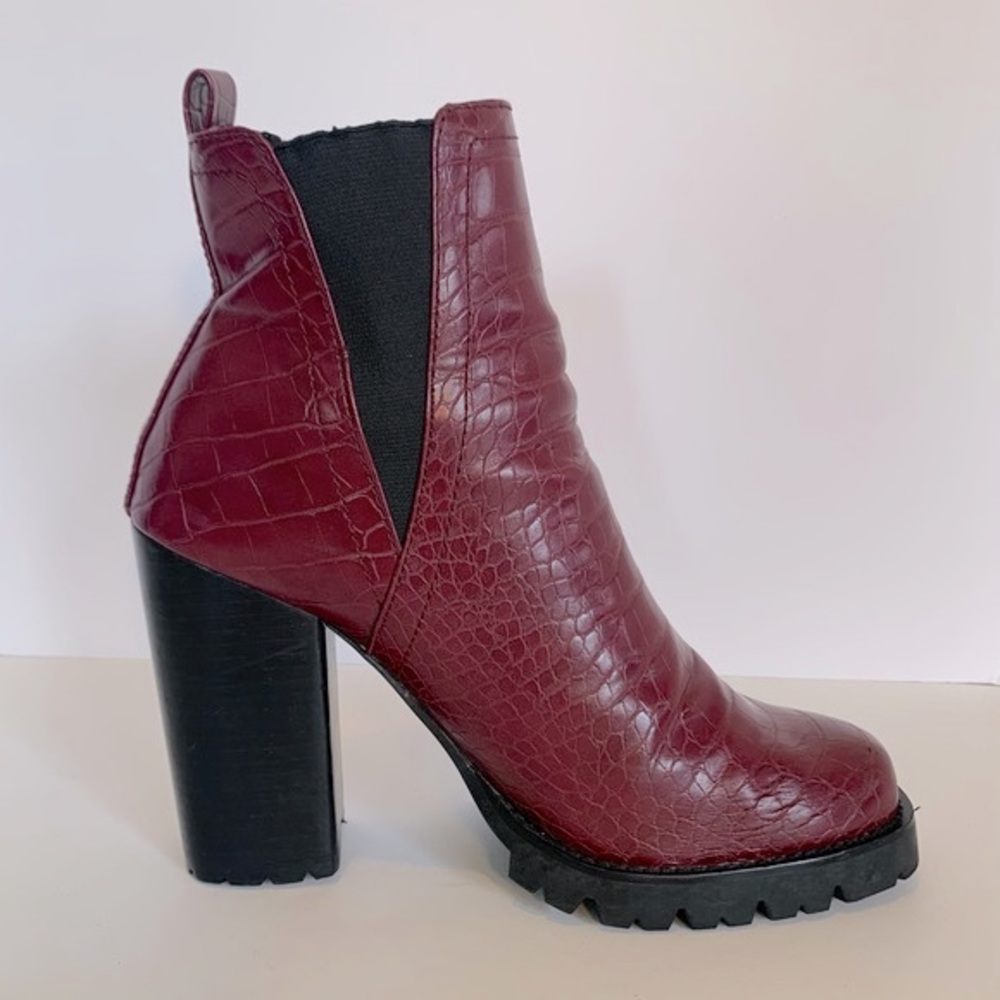 Steve Madden Ladon Chelsea Lug Sole Booties - Picture 2 of 9
